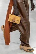 フェンディ 2024年春夏メンズコレクション、職人たちの手仕事にオマージュを捧げて｜写真47