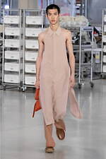 フェンディ 2024年春夏メンズコレクション、職人たちの手仕事にオマージュを捧げて｜写真48