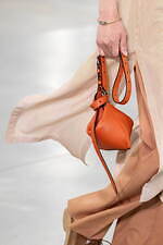 フェンディ 2024年春夏メンズコレクション、職人たちの手仕事にオマージュを捧げて｜写真49