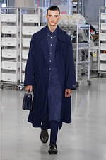 フェンディ 2024年春夏メンズコレクション、職人たちの手仕事にオマージュを捧げて｜写真57