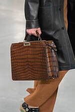 フェンディ 2024年春夏メンズコレクション、職人たちの手仕事にオマージュを捧げて｜写真72