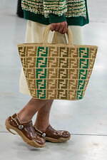 フェンディ 2024年春夏メンズコレクション、職人たちの手仕事にオマージュを捧げて｜写真86