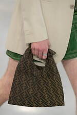 フェンディ 2024年春夏メンズコレクション、職人たちの手仕事にオマージュを捧げて｜写真90