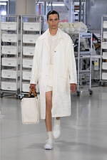 フェンディ 2024年春夏メンズコレクション、職人たちの手仕事にオマージュを捧げて｜写真93