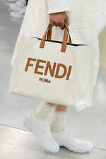 フェンディ 2024年春夏メンズコレクション、職人たちの手仕事にオマージュを捧げて｜写真94