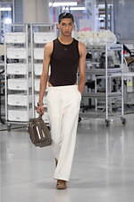 フェンディ 2024年春夏メンズコレクション、職人たちの手仕事にオマージュを捧げて｜写真96