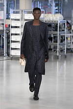 フェンディ 2024年春夏メンズコレクション、職人たちの手仕事にオマージュを捧げて｜写真104