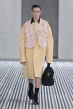 プラダ 2024年春夏メンズコレクション - 無機的生の造形｜写真22