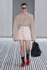 プラダ 2024年春夏メンズコレクション - 無機的生の造形｜写真23