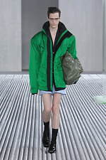 プラダ 2024年春夏メンズコレクション - 無機的生の造形｜写真30