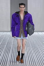 プラダ 2024年春夏メンズコレクション - 無機的生の造形｜写真31