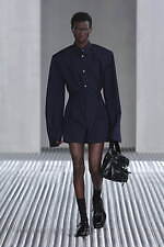 プラダ 2024年春夏メンズコレクション - 無機的生の造形｜写真34