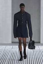 プラダ 2024年春夏メンズコレクション - 無機的生の造形｜写真35