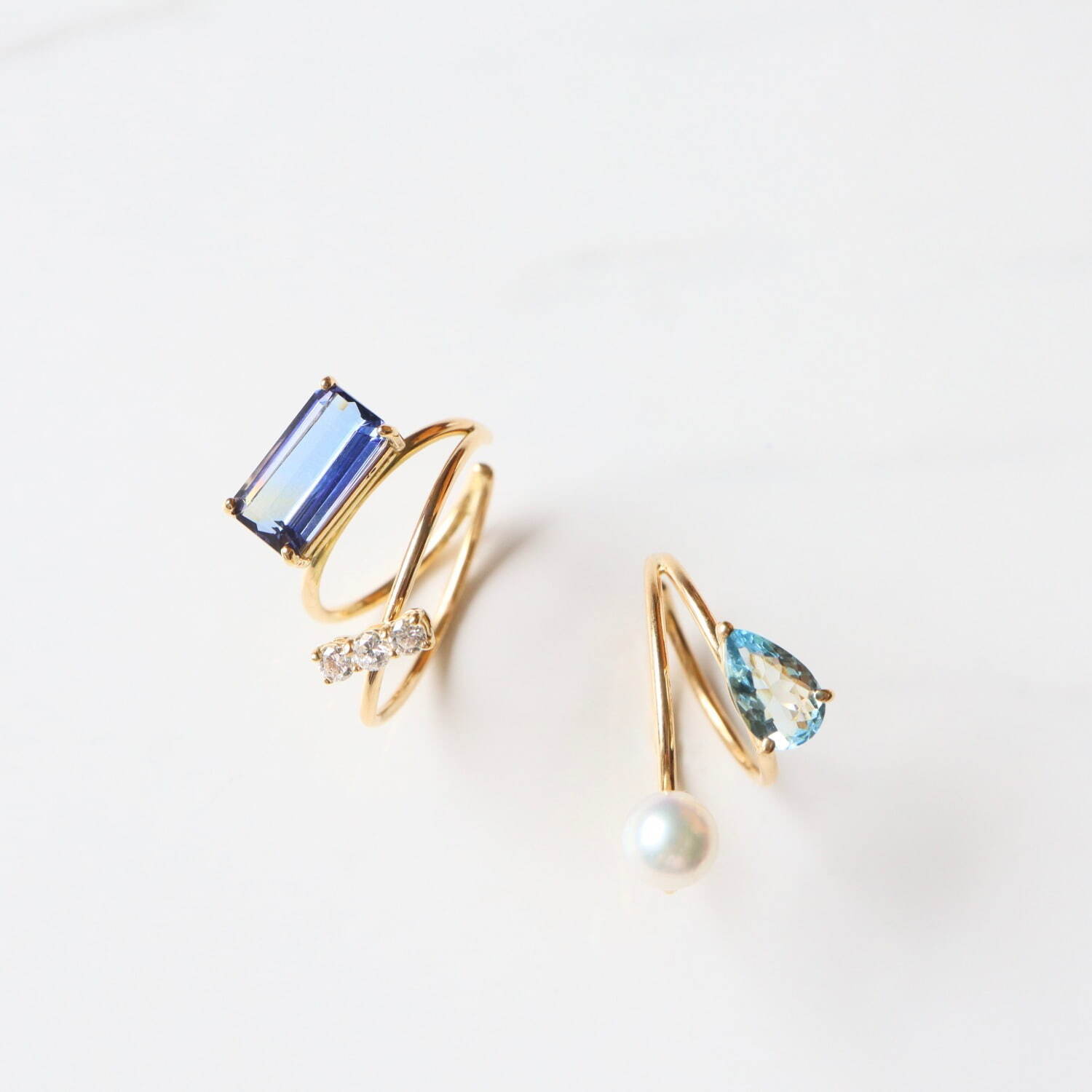 ＜ダブルイヤカフ＞
左から)タンザナイト、ダイヤモンド、K18YG 275,000円
アクアマリン、アコヤパール、K18YG 198,000円