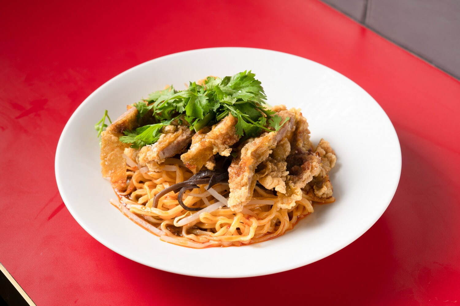 ラーメンの新店「ラーメン デニーロ」新宿に、名作『タクシードライバー』着想の“過激な”担々麺など｜写真4