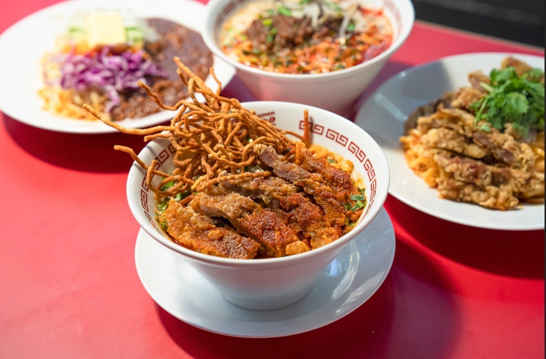 ラーメンの新店「ラーメン デニーロ」新宿に、名作『タクシードライバー』着想の“過激な”担々麺など｜写真1