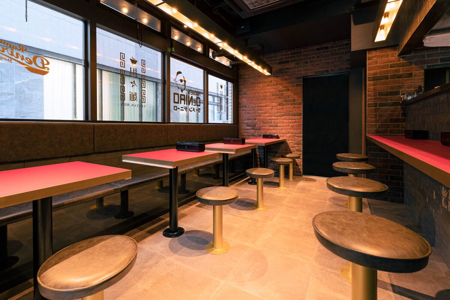 ラーメンの新店「ラーメン デニーロ」新宿に、名作『タクシードライバー』着想の“過激な”担々麺など｜写真11
