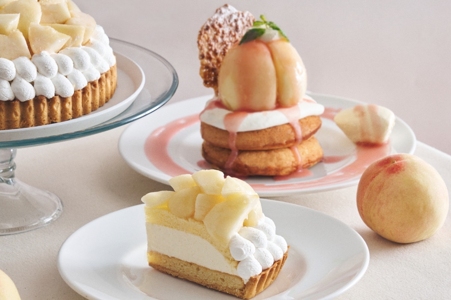 カフェ＆ブックス ビブリオテーク夏の「岡山白桃」スイーツ、“丸ごと桃”パンケーキ＆爽やかラッシー