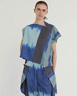 132 5. イッセイ ミヤケ新作、グラデーションが交差するワンピース＆ドレープスカート｜写真1