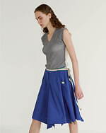 132 5. イッセイ ミヤケ新作、グラデーションが交差するワンピース＆ドレープスカート｜写真8