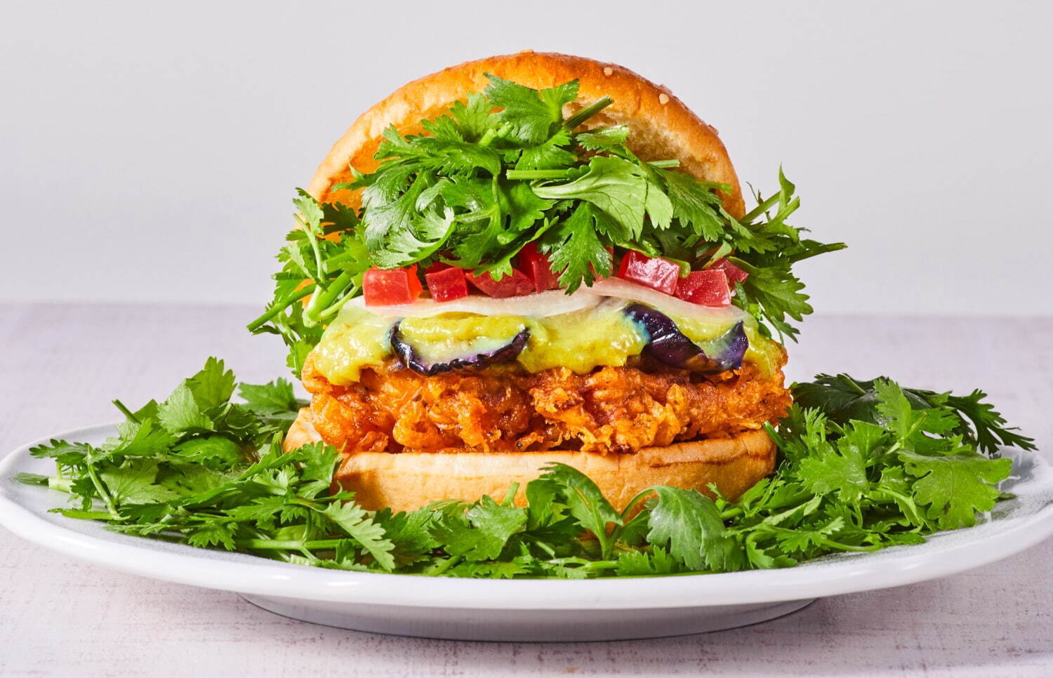 フレッシュネスバーガー“パクチー6倍”の限定ハンバーガー、トムヤムクン味＆グリーンカレー味｜写真1