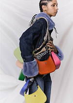 エンポリアルマーニバケーションバック(ほぼ未使用品) エンポリオ アルマーニ新作バッグ「GUMMY」再生PVCボディ×ポップ