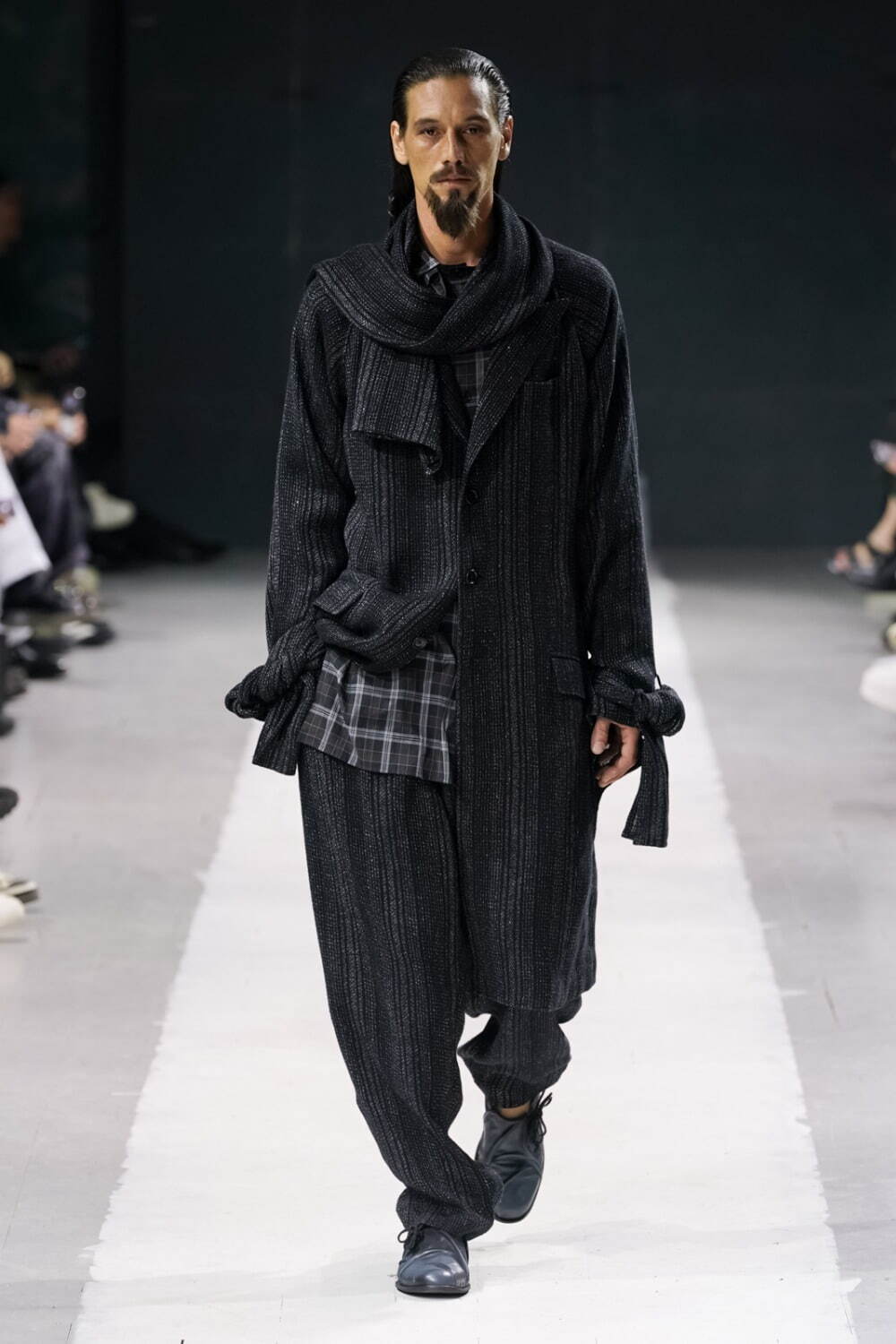 ヨウジヤマモト(Yohji Yamamoto) 2024年春夏メンズコレクション シルエット - 写真1