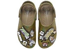クロックス×XLARGEのカモフラージュ柄コラボサンダル、ロゴ入りチャームなど11種類がセット