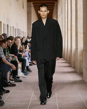 ジバンシィ 2024年初夏メンズコレクション - 崩されゆく制服｜写真2