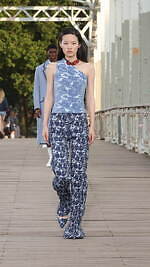 ケンゾー 2024年春夏コレクション - 橋の上に交わる東洋と西洋｜写真10