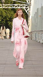 ケンゾー 2024年春夏コレクション - 橋の上に交わる東洋と西洋｜写真21