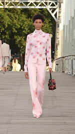 ケンゾー 2024年春夏コレクション - 橋の上に交わる東洋と西洋｜写真23