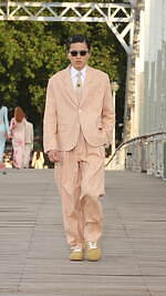 ケンゾー 2024年春夏コレクション - 橋の上に交わる東洋と西洋｜写真24