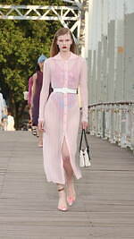 ケンゾー 2024年春夏コレクション - 橋の上に交わる東洋と西洋｜写真34