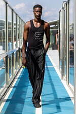 コシェ 2024年春夏コレクション - ストリートとクチュールを繋ぐ架け橋、繊細さと脆弱性の共存｜写真7