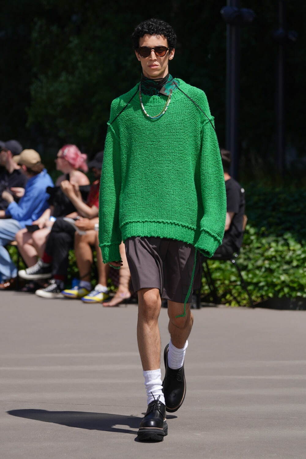 メンズ・緑のセーター(ニット)を使ったコーディネート - 写真31