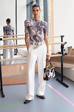 トリー バーチ 2024年リゾートコレクション - コンクリートジャングルに吹く気まぐれな風｜写真1