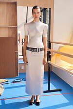 トリー バーチ 2024年リゾートコレクション - コンクリートジャングルに吹く気まぐれな風｜写真2