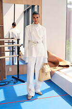 トリー バーチ 2024年リゾートコレクション - コンクリートジャングルに吹く気まぐれな風｜写真4