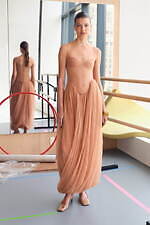 トリー バーチ 2024年リゾートコレクション - コンクリートジャングルに吹く気まぐれな風｜写真8