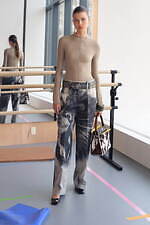 トリー バーチ 2024年リゾートコレクション - コンクリートジャングルに吹く気まぐれな風｜写真15