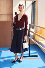 トリー バーチ 2024年リゾートコレクション - コンクリートジャングルに吹く気まぐれな風｜写真16