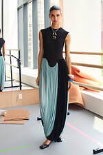 トリー バーチ 2024年リゾートコレクション - コンクリートジャングルに吹く気まぐれな風｜写真19