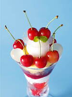 資生堂パーラー サロン・ド・カフェ ラゾーナ川崎店の夏パフェ、“完熟マンゴー”や“あら川の桃”を使用｜写真4