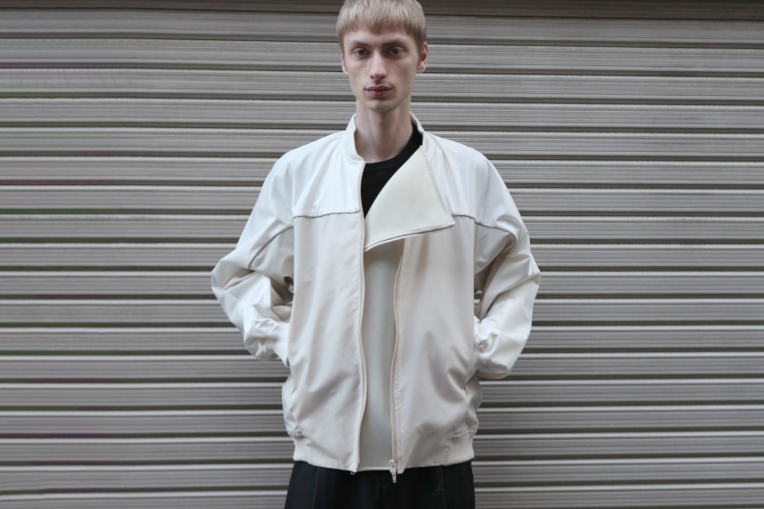 アトウ 青山本店2023年春夏セール、“ダブルジップ”のMA-1やデニムジャケットなど