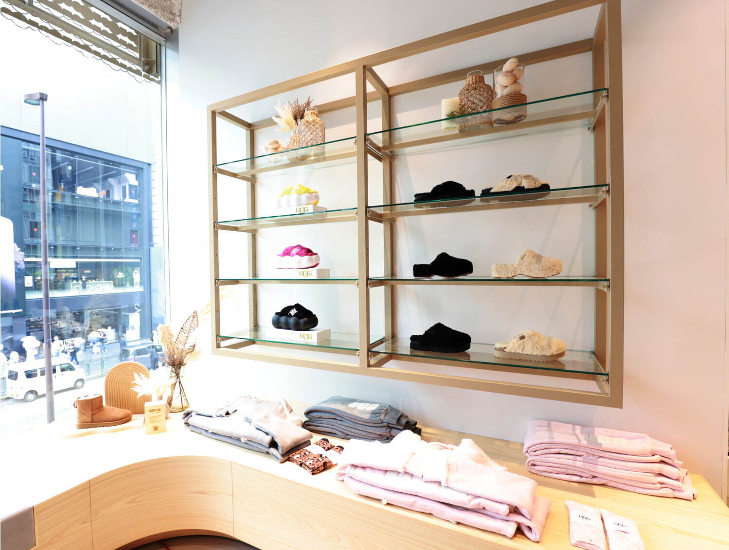 UGG“アジア初”の旗艦店が東京・原宿に、全2フロア構成＆限定