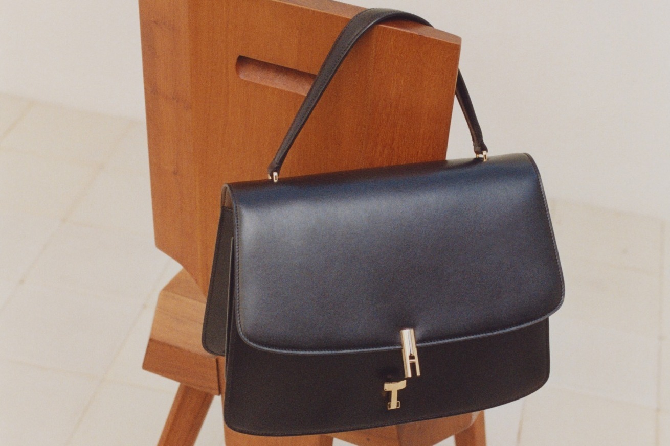 ザ・ロウの人気バッグが福岡・岩田屋に集結、T字型メタルクロージャー煌めく「ソフィア」など