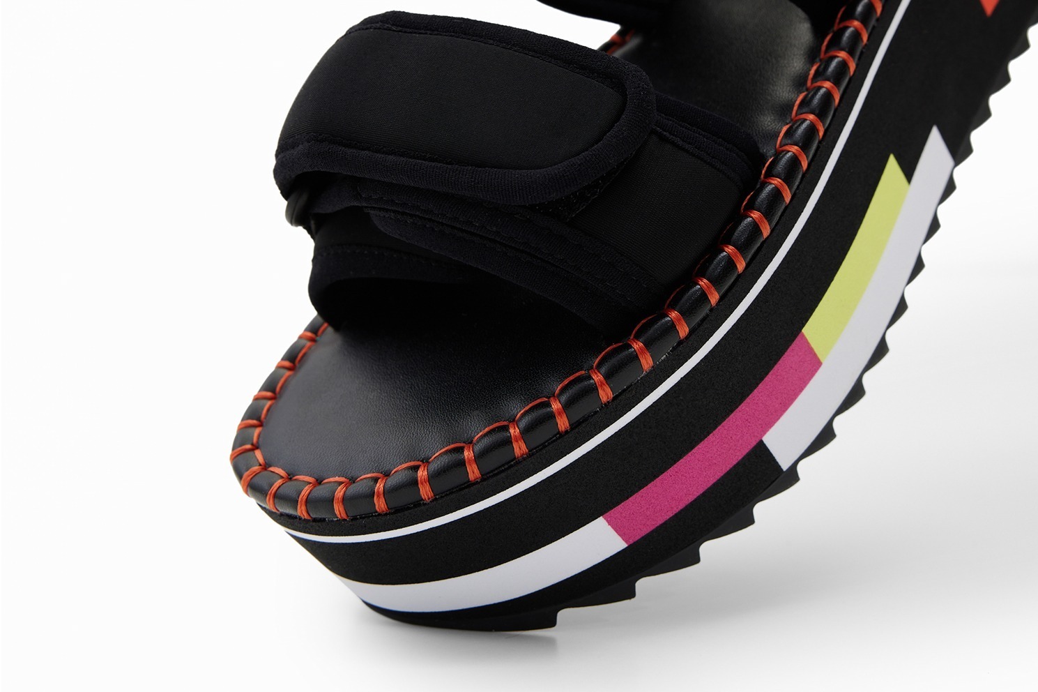 デシグアルの新作ウィメンズサンダル、“超厚底”スポーツサンダル＆ステラ ジーンとのコラボも