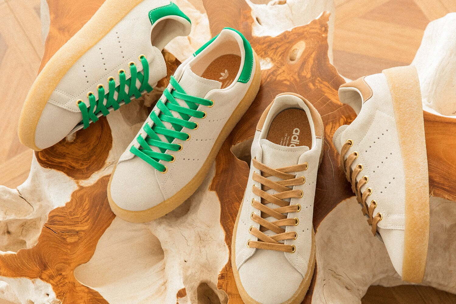 アディダス オリジナルスのスニーカー「スタンスミス クレープ」“敢えてのロゴ無し”スエードアッパー