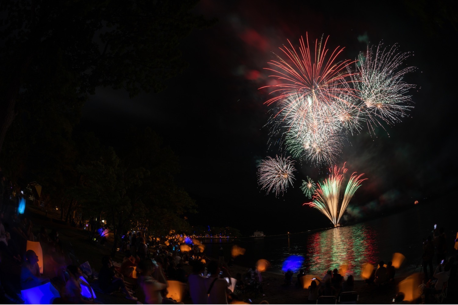 お祭り｜青森県十和田市の「十和田湖湖水まつり」音楽に合わせて打ちあがる仕掛け花火＆灯ろう流しなど